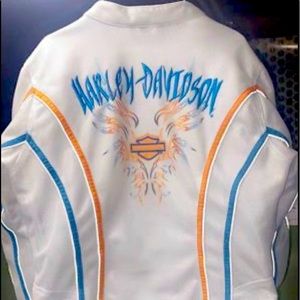 Women’s like new Harley Davidson jacket size small ! Beautiful colors